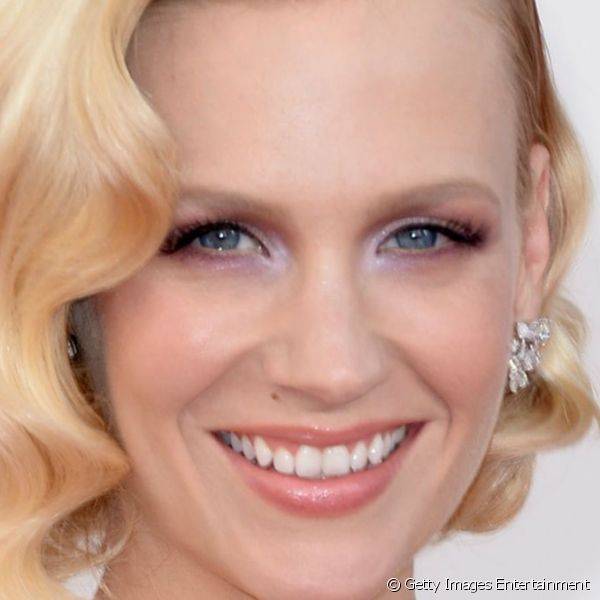 January foi apontada como uma das mulheres mais bonitas da noite no Emmy Awards, em setembro de 2013. Ela usou pele bem iluminada e olhos esfumados